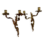 Deux bougeoirs muraux en bronze style louis xv