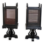 Deux lanternes chinoises en bois noires Deux lanternes chinoises en bois noires