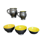 Deux pichets et trois bols cramiques elchinger fond noir et jaune 1960