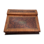 Ecritoire de voyage napoléon 3 bois de loupe de thuya amarante, laiton, chiffré, velours Ecritoire de voyage napoléon 3 bois de loupe de thuya amarante, laiton, chiffré, velours