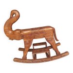 Elephant à bascule de décoration en bois exotique sculpté. Elephant à bascule de décoration en bois exotique sculpté.