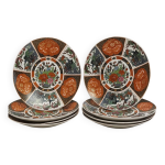 Ensemble de 10 assiettes d�coratives en porcelaine, richement orn�es d un d�cor polychrome