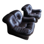 Ensemble de 2 fauteuils club en cuir marron fonc style mid - century capitonns, formes arrondies, design ...
