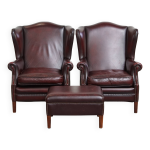 Ensemble de 2 fauteuils à oreilles en cuir de vachette + pouf de style anglais Ensemble de 2 fauteuils à oreilles en cuir de vachette + pouf de style anglais