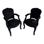 Ensemble de 2 fauteuils de thtre capitonns noirs  texture de plumes structure en bois, style no ...