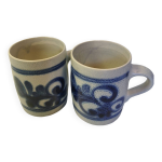 Ensemble de 2 mugs en grs maill au sel bleuit  la main, gris - bleu, motifs traditionnels
