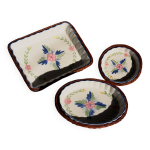 Ensemble de 3 plats en porcelaine � d�cors floraux, avec supports en osier