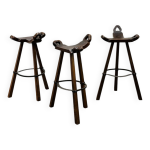 Ensemble de 3 tabourets de bar rustiques en chne sculpt avec repose - pieds en fer, annes 1970