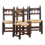 Ensemble de 4 chaises de campagne espagnoles antiques avec sièges en rotin tressé Ensemble de 4 chaises de campagne espagnoles antiques avec sièges en rotin tressé