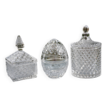 Ensemble de bonbonnières / boîtes en verre Ensemble de bonbonnières / boîtes en verre