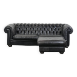 Ensemble compos� d'un canap� chesterfield en cuir de vachette et d'un pouf assorti.