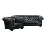 Ensemble compos� d'un canap� chesterfield et d'un fauteuil en cuir de vache.