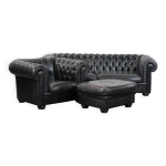 Ensemble compos� d'un canap� chesterfield noir, d'un fauteuil et d'un pouf.