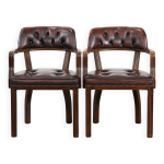 Ensemble de deux chaises de salle � manger chesterfield en cuir de vache marron de style anglais.
