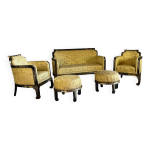 Ensemble de deux fauteuils, un canap� et deux poufs en bois laqu� � d�cors chinoisants dor�s