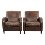 Ensemble �l�gant de deux fauteuils en cuir de mouton avec de belles formes arrondies.