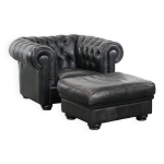 Ensemble d'un fauteuil chesterfield en cuir de vachette noir et d'un pouf assorti.