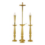 Ensemble liturgique de chapelle en laiton et polymère, croix, lampadaires, bénitier Ensemble liturgique de chapelle en laiton et polymère, croix, lampadaires, bénitier