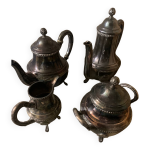 Ensemble théière , chocolatière, pot à lait et sucrier métal argenté Ensemble théière , chocolatière, pot à lait et sucrier métal argenté