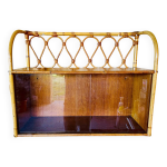 Étagère murale vintage en rotin et bambou avec armoire à portes en verre, 1960s Étagère murale vintage en rotin et bambou avec armoire à portes en verre, 1960s