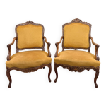 Fausse paire de fauteuils louis xv en noyer enti�rement sculpt�s