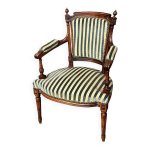 Fauteuil ancien de style louis xvi.