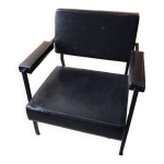 Fauteuil année 70 . skaï noir et tube carré acier traité noir. bon état du skaï Fauteuil année 70 . skaï noir et tube carré acier traité noir. bon état du skaï