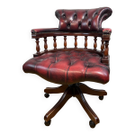 Fauteuil de bureau pivotant chesterfield vintage en cuir bordeaux sur roulettes Fauteuil de bureau pivotant chesterfield vintage en cuir bordeaux sur roulettes