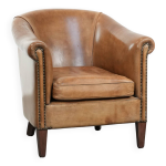Fauteuil au caract�re unique en cuir de mouton avec des couleurs cognac claires.
