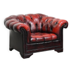 Fauteuil chesterfield classique en cuir de vachette � boutons, d'une magnifique couleur rouge.