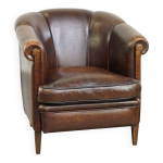 Fauteuil club en cuir de mouton foncé avec accoudoirs de forme unique Fauteuil club en cuir de mouton foncé avec accoudoirs de forme unique