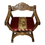 Fauteuil dagobert nogothique en bois sculpt armoiries et velours rouge