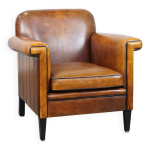 Fauteuil design art déco en cuir de mouton avec passepoil noir Fauteuil design art déco en cuir de mouton avec passepoil noir