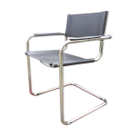 Fauteuil design � pi�tement tubulaire m�tallique chrom� et assise en ska� noir