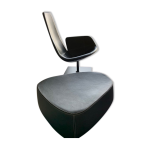 Fauteuil fjord moroso avec son pouf, design patricia urquiola 2002, acier et cuir lisse noir