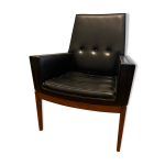 Fauteuil moderniste en bois et cuir synthétique noir, circa 1960 Fauteuil moderniste en bois et cuir synthétique noir, circa 1960