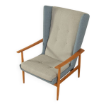 Fauteuil � oreilles des ann�es 1950, aspect bicolore, bois de cerisier, r�cemment retapiss�