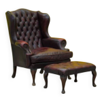 Fauteuil  oreilles chesterfield en cuir bordeaux avec ottoman