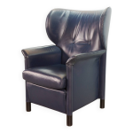 Fauteuil à oreilles en cuir souple bleu pétrole wittmann, modèle aura, conçu par paolo piva Fauteuil à oreilles en cuir souple bleu pétrole wittmann, modèle aura, conçu par paolo piva