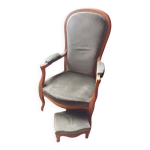 Fauteuil voltaire et un repose pieds