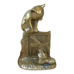 Figurine en laiton dor de chat sur clture regardant une souris dans une chaussure vintage india