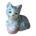 Figurine mignon chaton en cramique jouant avec une pelote de laine collection vintage