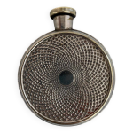 Flasque art déco en métal argenté, décor guilloché en spirale, marquage d. r Flasque art déco en métal argenté, décor guilloché en spirale, marquage d. r