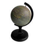 Globe miniature recouvert de papier vert avec base en m�tal et m�ridien fabriqu� en angleterre