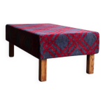 Grand banc capitonn en laine tartan rouge et grise avec structure en bois