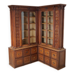 Grand cabinet d'apothicaire d'angle allemand antique en pin pitché / vitrine vers les années 1900 Grand cabinet d'apothicaire d'angle allemand antique en pin pitché / vitrine vers les années 1900