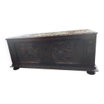 Grand coffre ancien sculpt - style renaissance - motifs mythologiques