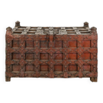 Grand coffre en bois et m�tal � patine rouge