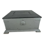 Grand coffre peint en gris ou bote  couvertures en chne. coffre ancien. des couvertures, des jouets, ...