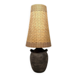 Grand lampadaire amphore en poterie avec abat - jour en rotin des annes 1960